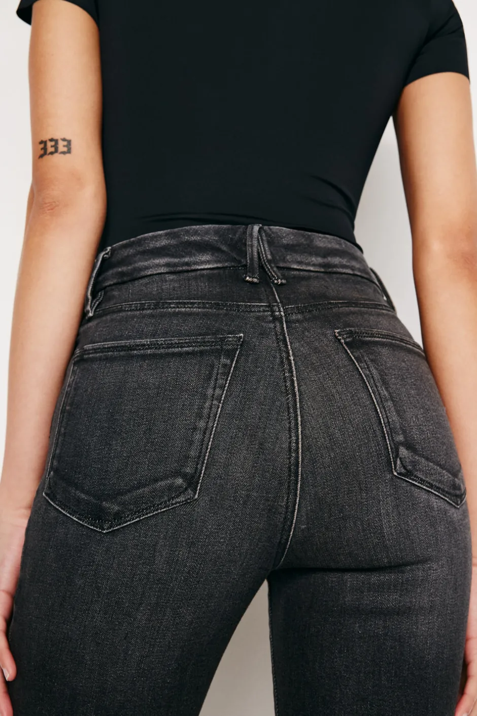 Good American Straight<GOOD CLASSIC SLIM STRAIGHT JEANS Black219