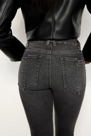 Good American Straight | Mid-Rise<GOOD LEGS STRAIGHT LIGHT COMPRESSION JEANS Black266
