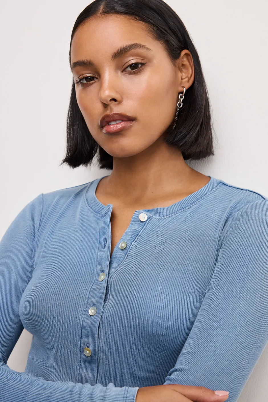 Good American Tops<JEANIUS FITTED HENLEY Indigo376