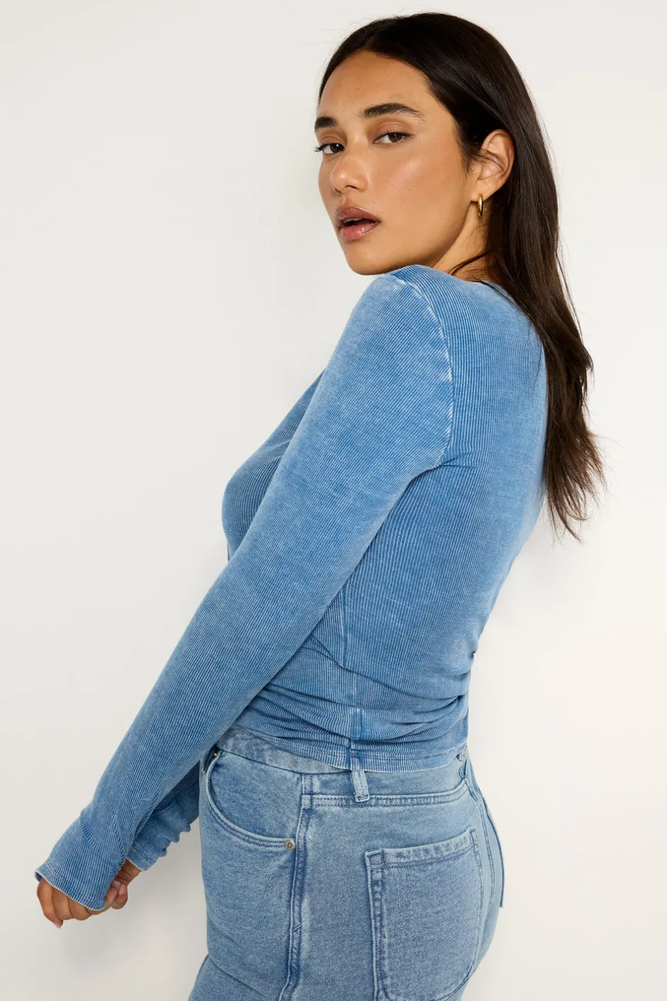Good American Tops<JEANIUS FITTED HENLEY Indigo586